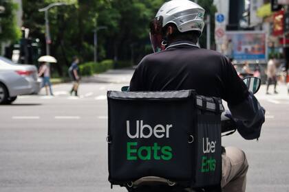 Muchos migrantes trabajan en apps de delivery y temen quedar expuestos ante el ICE