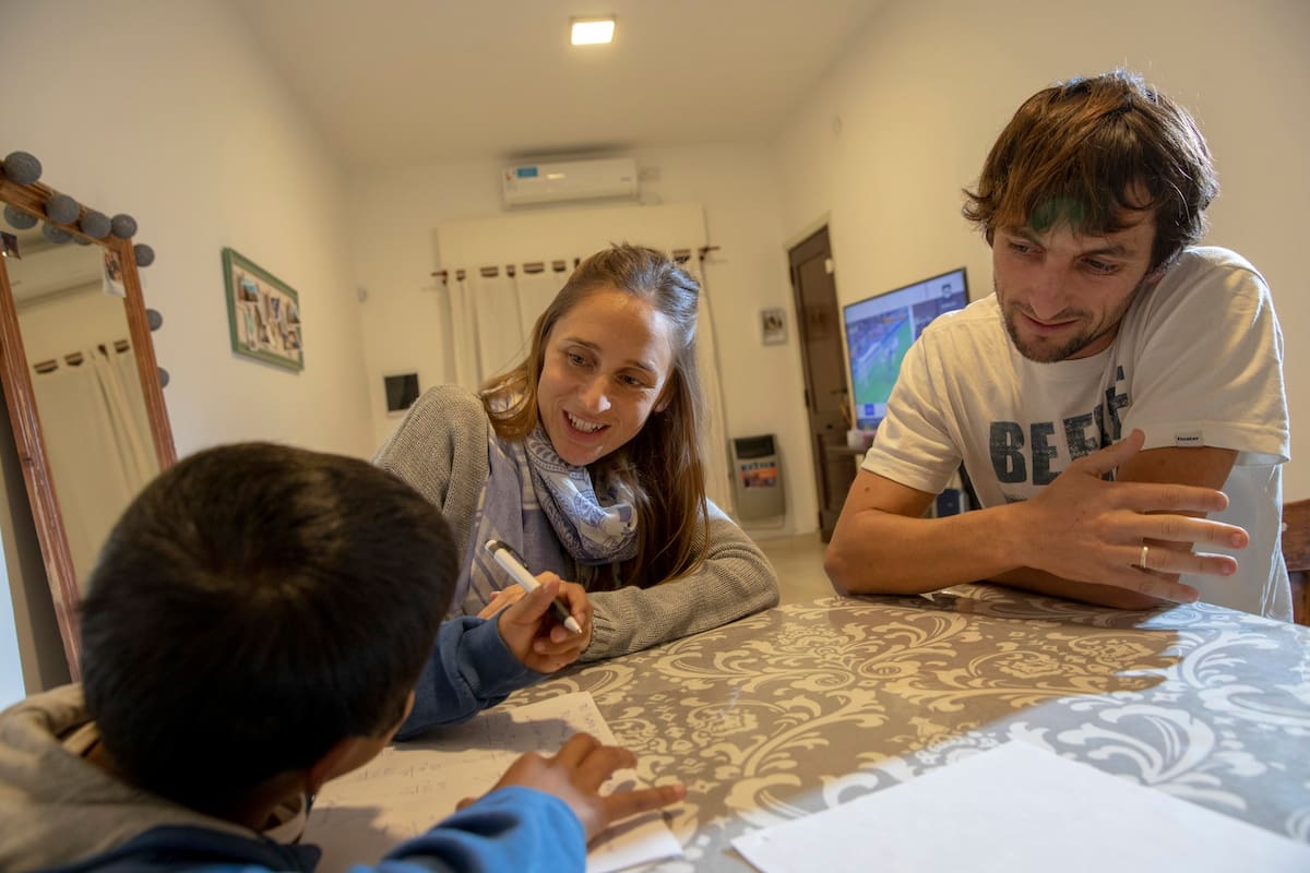 Muchos niñas y niñas, en especial, adolescentes, pasan largo tiempo institucionalizados a la es-pera de una familia; en la Ciudad, convocan adultos que se comprometan a ayudarlos