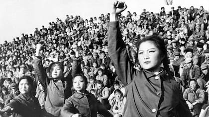 Muchos padres chinos vivieron los tiempos tumultuosos de la Revolución Cultural.
