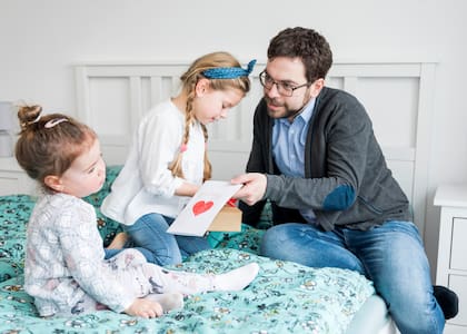 Muchos padres guardan dibujos, trabajos prácticos y cartas que sus hijos hacen durante la niñez