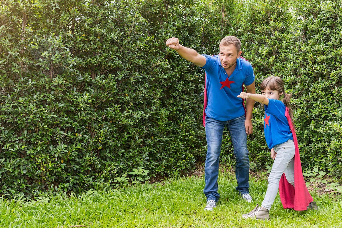 Muchos padres intentan una crianza sin roles establecidos y evitan el binario rosa-celeste, pero sus hijos se rebelan y los ponen en jaque