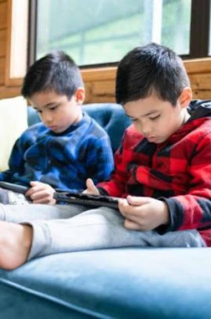 Muchos padres usan las pantallas como una niñera, según expertos.
Foto: iStock