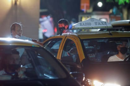 Muchos peones de taxis cruzaron de vereda y ahora conducen un vehículo particular para aplicaciones como Uber, Beat o Cabify