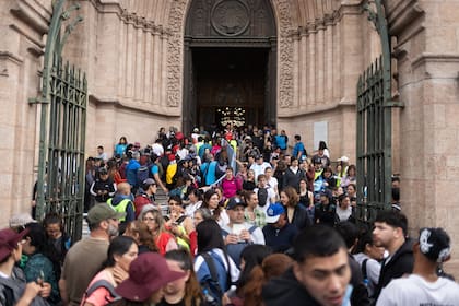 Muchos peregrinos ingresan a la Basílica de Luján para rezar y agradecer