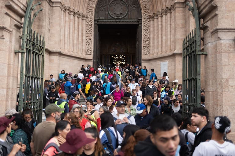 Muchos peregrinos ingresan a la Basílica de Luján para rezar y agradecer
