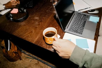 Muchos recurren al café para evitar el estado somnoliento cuando tienen que trabajar