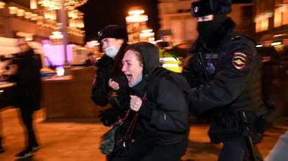Muchos rusos están en contra de la guerra, pero las fuerzas del orden han respondido en contra de las manifestaciones.