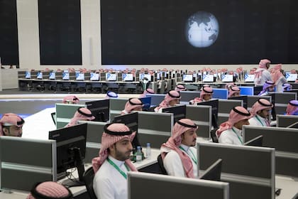 Muchos sauditas creyeron que Twitter les daría voz a los ciudadanos, pero el gobierno ejerce un férreo control; aquí, el Centro para Combatir Ideología Extrema, en Riad