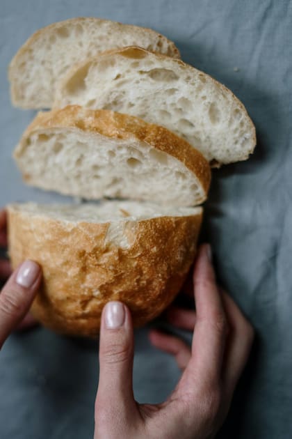 Muchos tipos de pan, especialmente los industriales, contienen aditivos, conservantes, azúcares añadidos y grasas que afectan su perfil nutricional