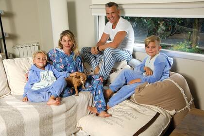 Muchos tomaron la decisión para no estar lejos de sus hijos y simplificar tareas; pros y contras de una elección arriesgada