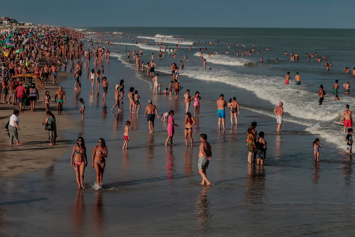 Muchos turistas que en otros años habían elegido Uruguay esta vez veranearon en Pinamar