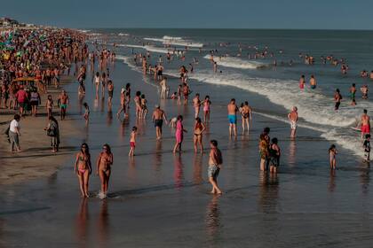 Muchos turistas que en otros años habían elegido Uruguay esta vez veranearon en Pinamar