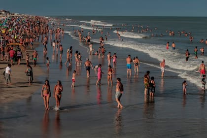 Muchos turistas que en otros años habían elegido Uruguay esta vez veranearon en Pinamar