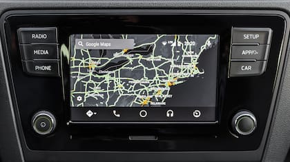 Muchos usuarios buscan cómo actualizar sus sistemas de entretenimiento en el auto, agregar pantallas más grandes o, simplemente, tener algo más que el estéreo, para poder ver los mapas sin recurrir a un soporte para el teléfono y aprovechar las funciones que ofrecen Car Play o Android Auto
