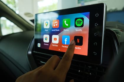 Muchos usuarios buscan cómo actualizar sus sistemas de entretenimiento en el auto, agregar pantallas más grandes o, simplemente, tener algo más que el estéreo, para poder ver los mapas sin recurrir a un soporte para el teléfono y aprovechar las funciones que ofrecen Car Play o Android Auto