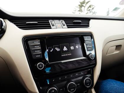 Muchos usuarios buscan cómo actualizar sus sistemas de entretenimiento en el auto, agregar pantallas más grandes o, simplemente, tener algo más que el estéreo, para poder ver los mapas sin recurrir a un soporte para el teléfono y aprovechar las funciones que ofrecen Car Play o Android Auto