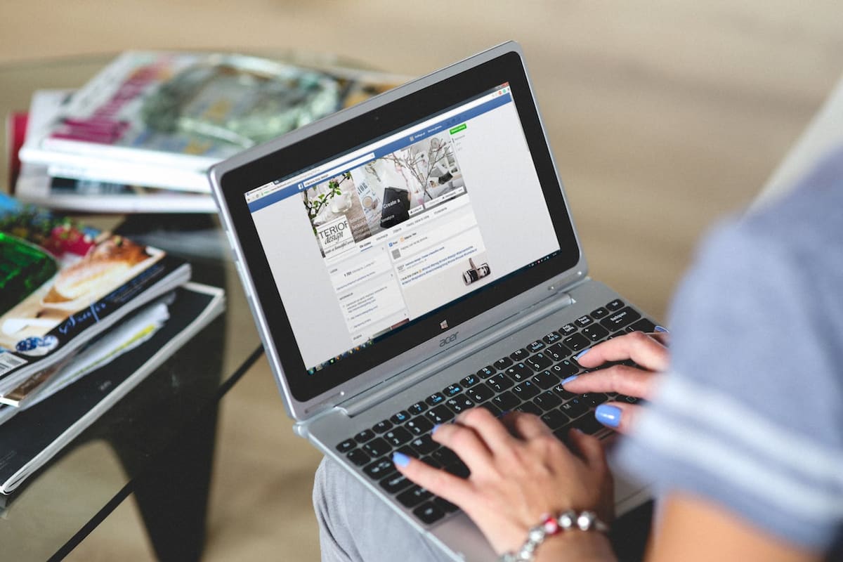 Muchos usuarios quieren saber quién mira sus perfiles en redes sociales (Foto Pexels)