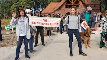 Muchos vecinos de la zona, incluidos de balnearios cercanos, compartieron la protesta por más edificaciones en Costa Esmeralda