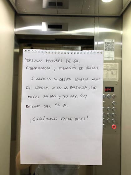 Muchos vecinos pegaron en el espejo de los ascensores carteles ofreciendo su ayuda y recibieron rápidamente pedidos.