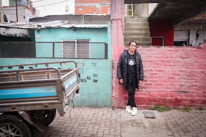 "Muchos vecinos que apuestan se endeudan y viven esas deudas con mucho pesar psicológico, con angustia", asegura Albornoz