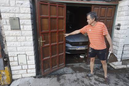 Muchos vecinos trataban de limpiar sus casas luego del desastre