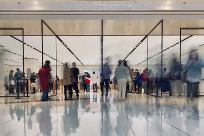 Muchos viajeros se aglomeran en las puertas de embarque para ingresar al avión antes que nadie: son los llamados "piojos de la puerta de embarque" (Archivo)