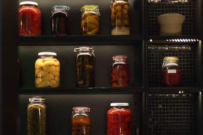 Muchos viran hacia el mercado y suman al delivery de comida la venta de materias primas o productos elaborados in situ