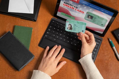 Mudarse a otro país con intenciones de quedarse permanente allí es uno de los motivos por los que el Uscis puede eliminar la Green Card de un migrante