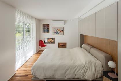 Mueble a medida con frente laqueado, panel de petiribí y cabecera tapizada (Fallone Studio). Como mesas de noche, hexágonos 'Nómade' (Margen)