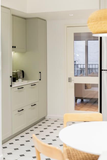 Mueble a medida (Taller Beagle) laqueado con pintura semimate '7064' (Sherwin Williams), tiradores negros (traídos de un viaje) y mesada y alzada de Silestone 'Miami White' (Marmolería Ragolia): esta fórmula se repite en todos los muebles del ambiente. Piso porcelánico 'Tango Crespo Natural' de 60x60 (Barugel).