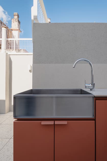 Mueble bajomesada de chapa (Hande Estudio y Zoros Design) pintado en ‘Red Cent’ (Sherwin Williams).