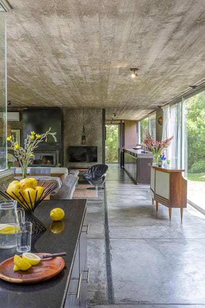 Mueble-bar con puertas corredizas estilo Mid Century escandinavo (Castells).