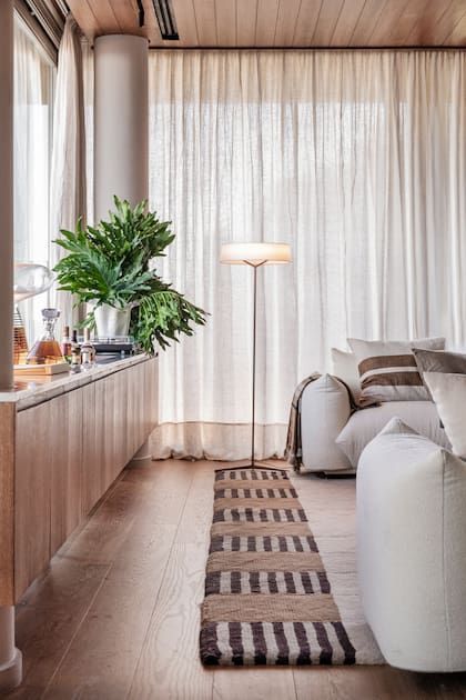 Mueble-bar (Sofía Ruiz Estudio) de roble.