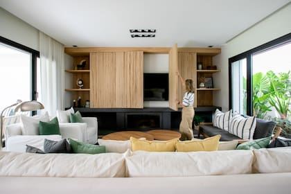 Mueble con estantes y puertas de kiri varillado (Estudio FH). Hogar (NAT)