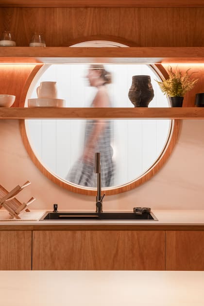 Mueble de cocina (Arq. Miguel Cazalás) de kiri enchapado con mesada de Purastone Prima ‘Bianco Lasa’ con acabado mate.