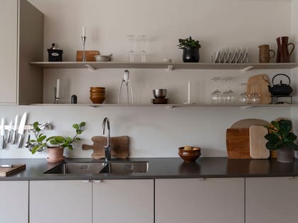 Mueble de cocina con mesada de Silestone.
