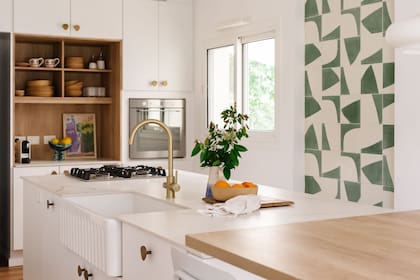 Mueble de cocina de melamina y termoformado (Cesaro Cocinas). Mesada de mármol 'Mirage NC Calacatta Gold' (Mármoles Anton). Grifería 'Topaz' y pileta 'Farmhouse' (Gema Interiores, Uruguay).
