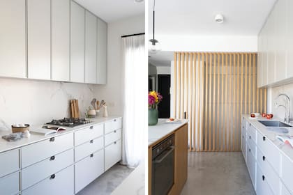 Mueble de cocina (Ideï) de MDF laqueado en gris con tiradores semicirculares (Ponthus). El divisor varillado oculta la escalera que baja al garage y el lavadero.