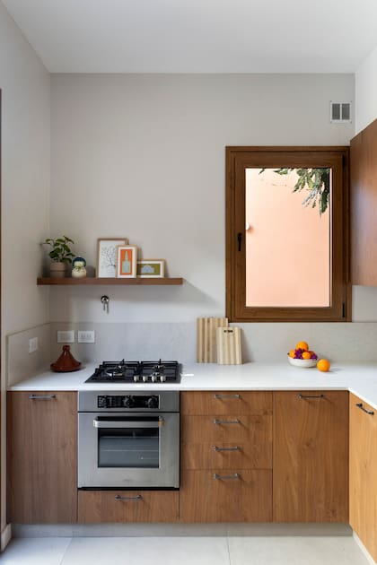 Mueble de cocina (Madra Estudio por Contuco Muebles) con mesada de Silestone 'Lime Delight' (Balken Group). En la imagen anterior, sillas altas con asiento de pana verde (Pirámide Home).