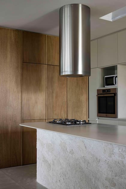 Mueble de cocina (ZIM Arquitextura) laqueado en tono ‘Techno Gray’ (Sherwin Williams). Extractor ‘Selene’ (Maraldi).