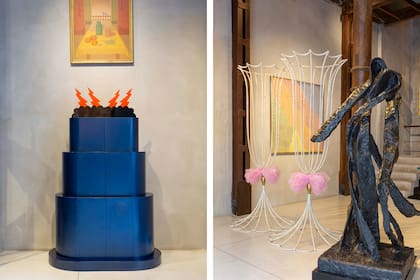 Mueble de Edgardo Gimenez para Fuera de Caja, el local que tenia junto con Romero Brest, Marta (su esposa) y Raquel Edelman. La "tormenta de rayos" también es obra de Giménez". Der.: Escultura de Pablo Curatella Manes y copas de hierro con moños de tul, Daniel Basso, artista contemporaneo representado por la Galería.