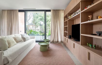 Mueble de TV en MDF roble ‘Kendal’ natural de Egger diseñado por Lalá Bussoli.