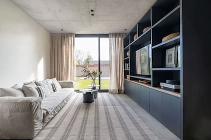 Mueble de TV en paraíso laqueado poro abierto diseñado por Lalá Bussoli y ejecutado por Slott Furniture. Sillón ‘Estrella’ (Helmut).