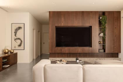 Mueble de TV (Malé) de roble con lustre en poliuretano para una terminación aterciopelada. Mientras que arriba es un panel plano, abajo optaron por un frente varillado.