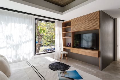 Mueble de TV y escritorio (César Lago). Pie de cama (Pezkoi Deco)