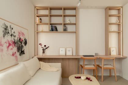 Mueble diseñado por el Estudio, con estantes y espacio de guardado de melamina ‘Camelia’ y tapa de melamina ‘Himalaya’. Sillas (Marini Estudio).