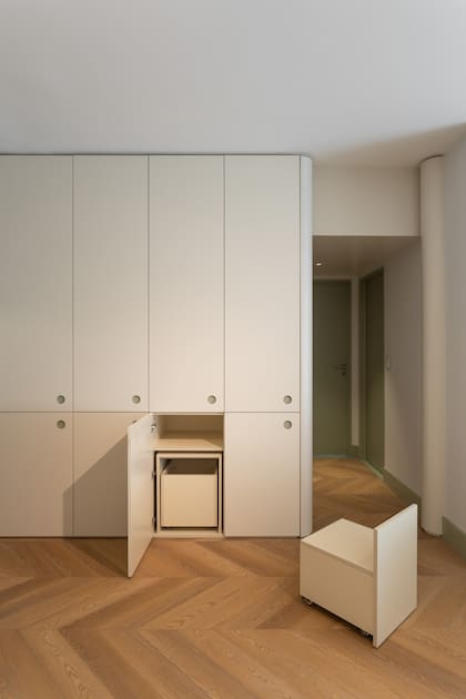 Mueble diseñado por el estudio y ejecutado por su carpintero (Ukta Deco) en MDF laqueado (Cod. SW 7042 Shoji White) y detalles en verde.