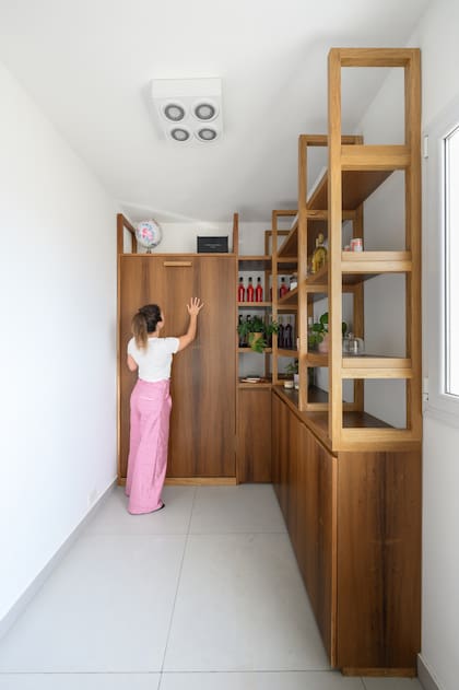 Mueble 'E' hecho a medida en petiribí natural con terminación en laca poliuretanica semimate (Siuk Objetos).