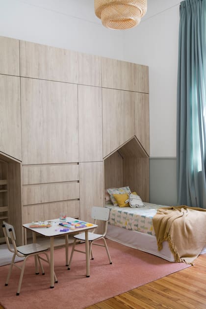 Mueble en melamina ‘Cajú’ (Faplac), diseñado por Carolina Maciel. Alfombra (El Espartano).