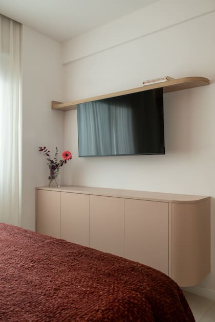 Mueble flotante diseñado por el Estudio en melamina ‘Himalaya’, con terminación curva.